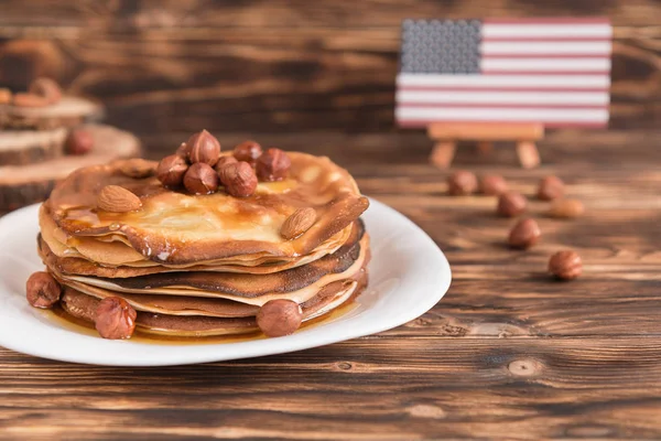 Tortitas en una hermosa mesa de madera —  Fotos de Stock