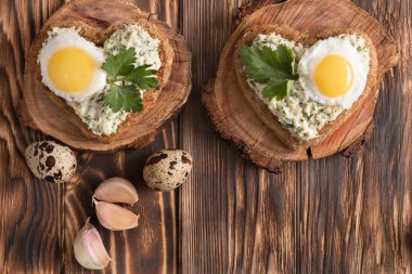 bir sandviç, yumurta, peynir, dereotu, garli ile bir kalp şeklinde