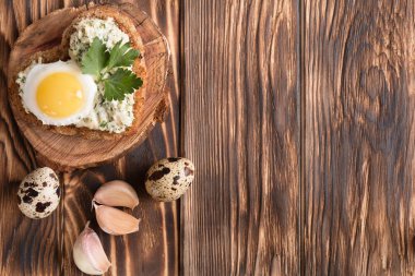 bir sandviç, yumurta, peynir, dereotu, garli ile bir kalp şeklinde