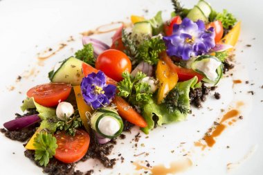 Yunan salata taze sebze ve rendelenmiş beyaz peynir ile o siyah