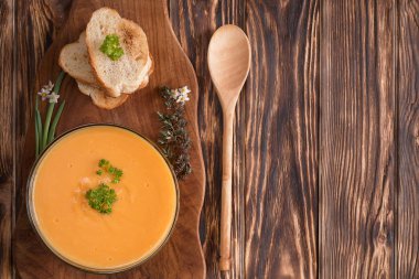 çorba-kapuçino kabak ekmek ile gelen