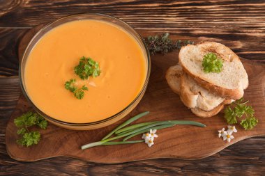 çorba-kapuçino kabak ekmek ile gelen