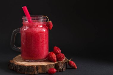 Smoothie çilek. ahşap s üzerinde bir kavanoza yabani çilek