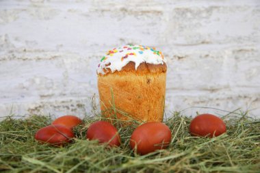 Paskalya kek ve kırmızı Paskalya yumurtaları