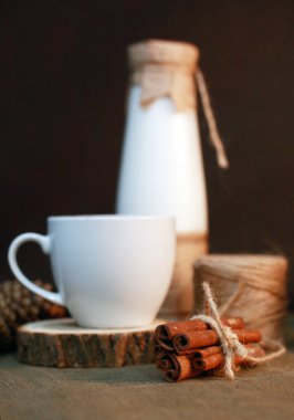 Bir bardak süt tarçın ile