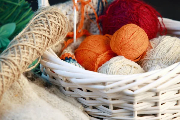 Tricot crochet pour tricoter dans un panier — Photo