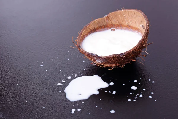 Leite de coco no coco — Fotografia de Stock