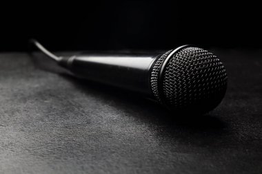 Siyah bir arka plan üzerinde mikrofon yalan