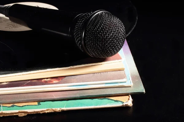 Microfoon en oude vinylplaten — Stockfoto