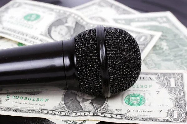 Black microphone and money — Stock Photo, Image