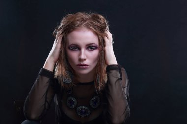 Stüdyoda makyaj ve saç stili olan bir kadın model.