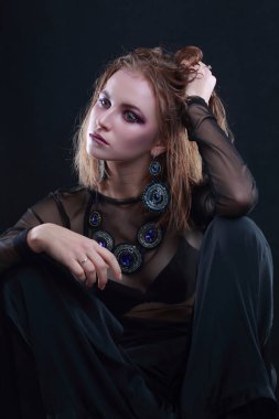 Stüdyoda makyaj ve saç stili olan bir kadın model.