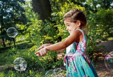 Sabun köpüğü ile eğleniyor kız