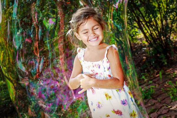 Menina Divertindo Com Bolhas Sabão — Fotografia de Stock