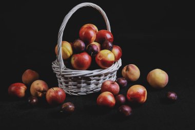 Siyah arka planda bir sepet elma.