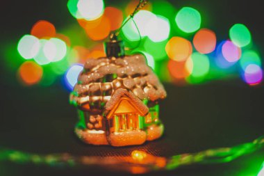 Noel ve Yeni Yıl süsleri ve çelenkleri