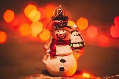 Noel ve Yeni Yıl süsleri ve çelenkleri