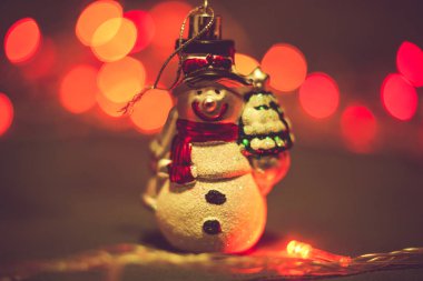 Noel ve Yeni Yıl süsleri ve çelenkleri