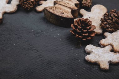 Noel kurabiyeleri ve tahta Noel ağacı oyuncakları