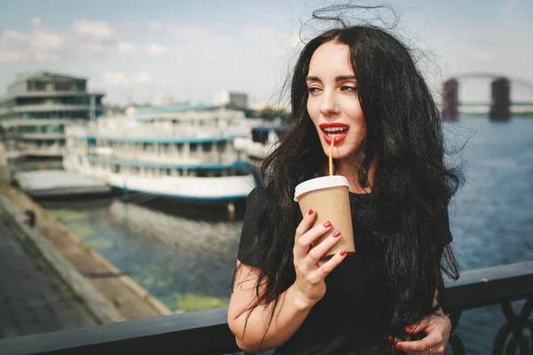 Piękna Kobieta Pije Kawę Promenadzie — Zdjęcie stockowe