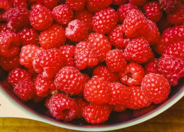 Ağız sulandıran taze ahududular su damlacıklarında