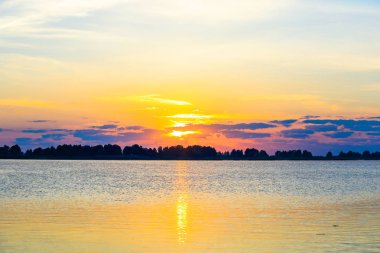 Görkemli bir göl manzarası