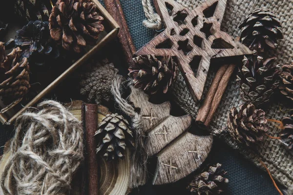 Lebkuchen Und Weihnachtsbaumspielzeug Aus Holz — Stockfoto