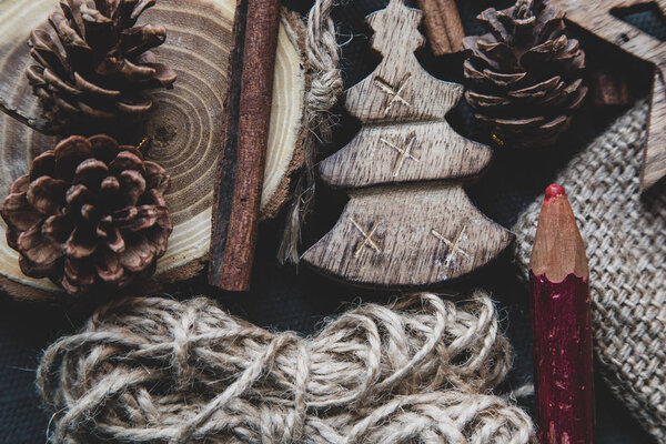 Рождественское пряничное печенье и деревянные игрушки для елки
