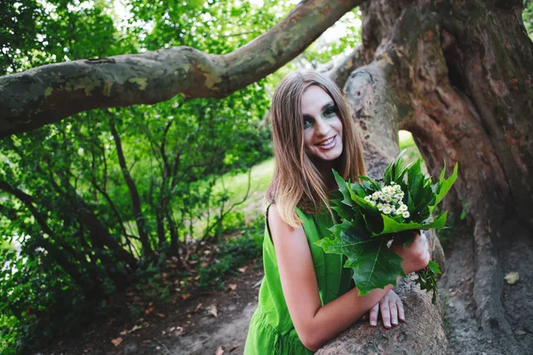 Een Meisje Met Mooie Make Een Jurk Natuur — Stockfoto