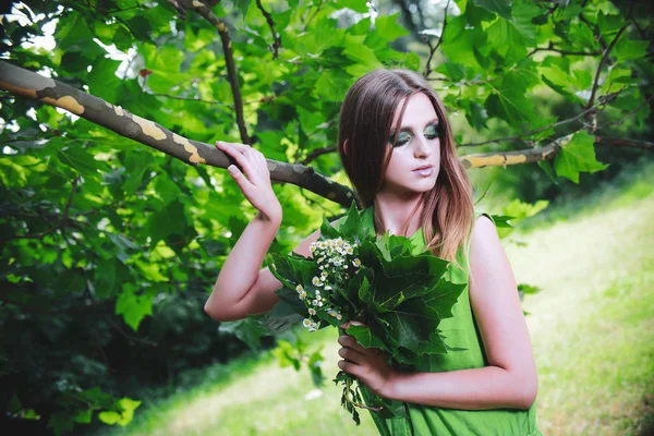 Een Meisje Met Mooie Make Een Jurk Natuur — Stockfoto