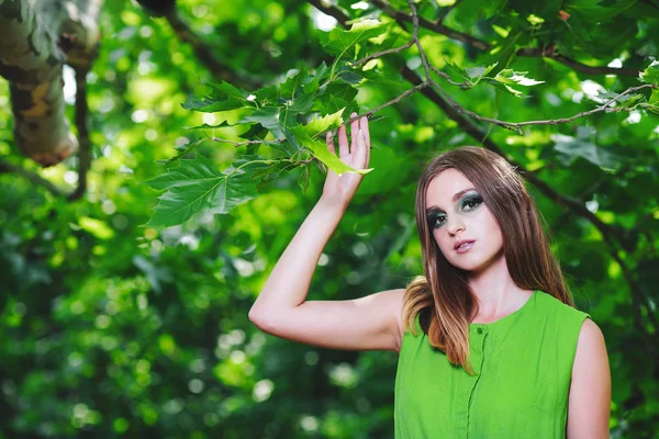 Una Chica Con Hermoso Maquillaje Vestido Naturaleza —  Fotos de Stock