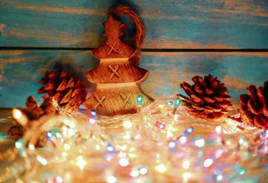 Noel ve Yeni Yıl süsleri ve çelenkleri