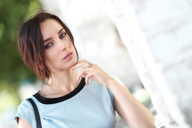 dalgalı koyu saçlı güzel kadın şehir etrafında yürüyor