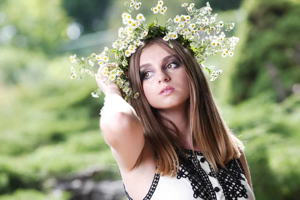 Una Chica Con Hermoso Maquillaje Vestido Naturaleza —  Fotos de Stock