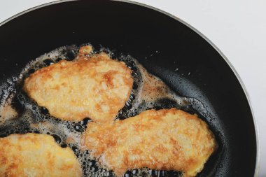 Altın hamurlu kızarmış tavuk pirzolası.