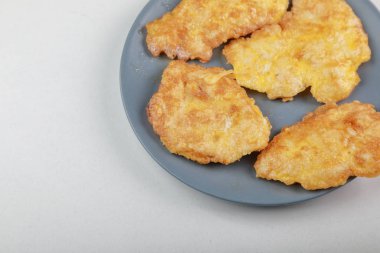 Altın hamurlu kızarmış tavuk pirzolası.