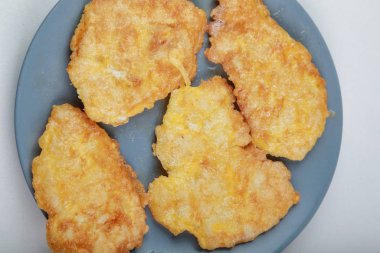 Altın hamurlu kızarmış tavuk pirzolası.