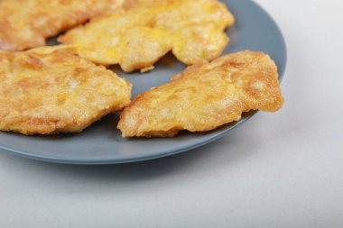 Altın hamurlu kızarmış tavuk pirzolası.