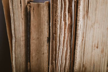 Pek çok sayfası olan eski, yırtık bir kitap.