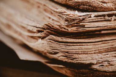 Pek çok sayfası olan eski, yırtık bir kitap.