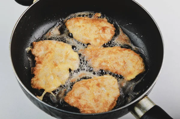 Scharfe Gebratene Hähnchenkoteletts Mit Einer Goldenen Kruste Paniert — Stockfoto