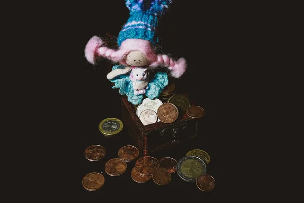Truhe Mit Münzen Auf Dunklem Hintergrund — Stockfoto