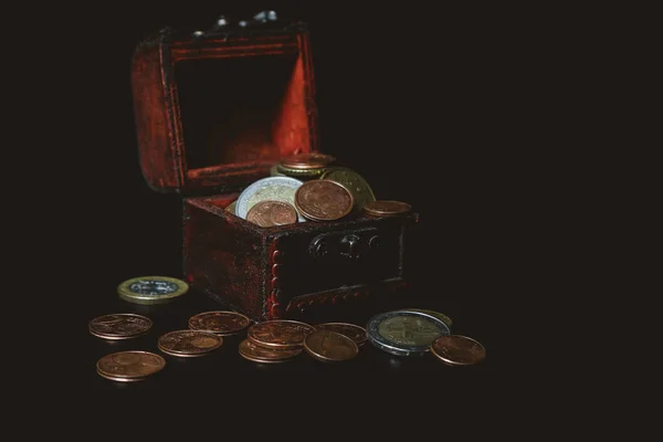 Truhe Mit Münzen Auf Dunklem Hintergrund — Stockfoto
