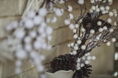 Noel ve Yeni Yıl süsleri ve çelenkleri