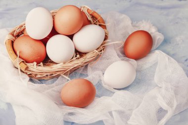 Masadaki sepetteki yumurtalar.