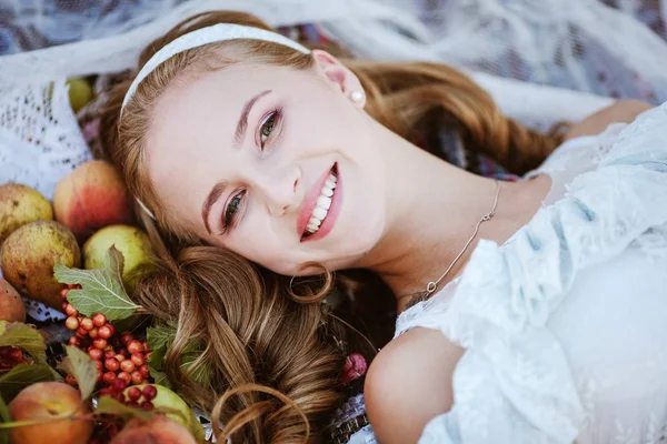 Blondynka Dziewczyna Wielu Owoców — Zdjęcie stockowe