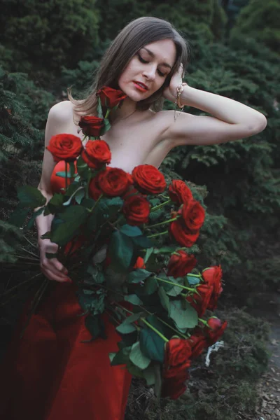 Schöne Frau Mit Einem Großen Strauß Rosen — Stockfoto