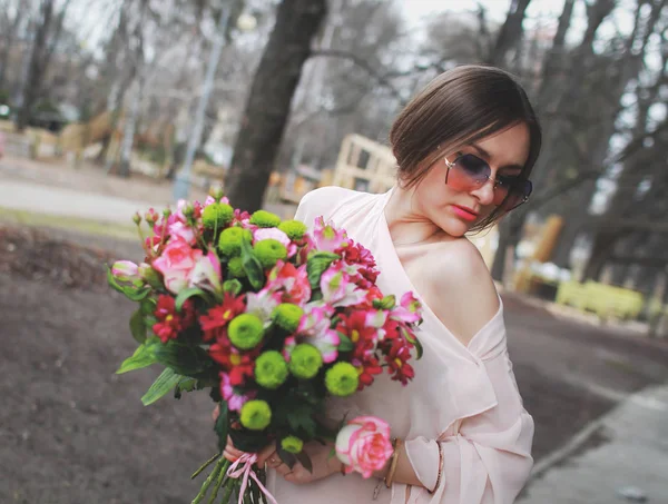 Hermosa Mujer Con Gran Ramo Rosas — Foto de Stock