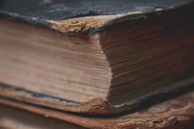 Masanın üzerinde çok eski bir kitap var.