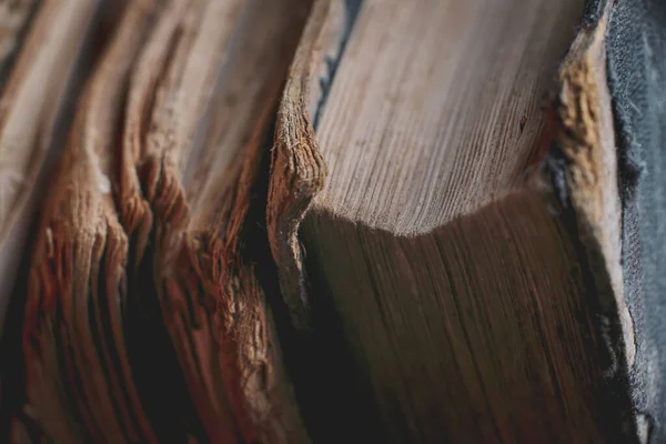 Livro Muito Velho Gasto Sobre Mesa — Fotografia de Stock